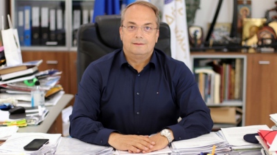 Ο αντάρτης του γλυκού νερού Κωνσταντέλλος βρίζει καθημερινά την κυβέρνηση επειδή του κόβουν το «παραδάκι»…
