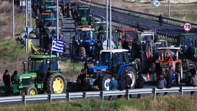 Κομμένη η Ελλάδα στα δύο: Οι αγρότες «γράφουν» τις απειλές της ΝΔ και στήνουν νέα μπλόκα – Ο κόσμος περνάει, οι γαλάζιοι βουλευτές όχι