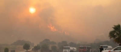 Κόλαση - Νεκρός από τη μεγάλη φωτιά στη Σμύρνη - Εξακολουθεί να μαίνεται εκτός ελέγχου, καίγονται σπίτια