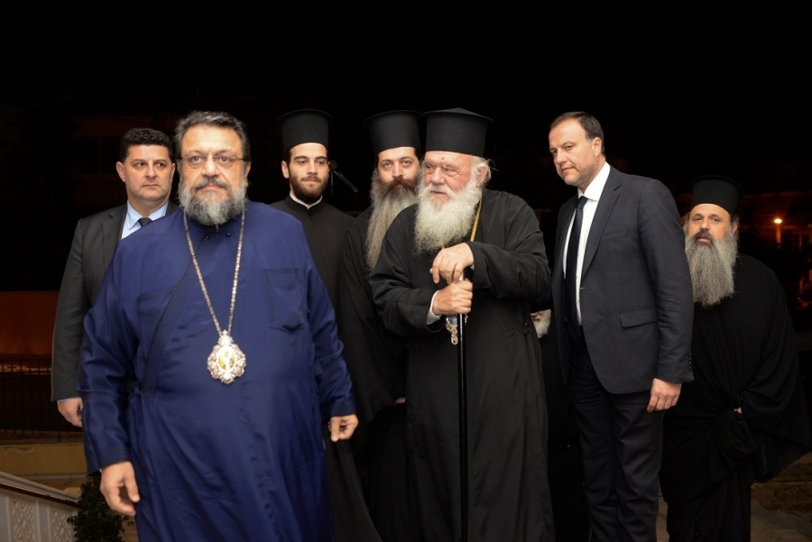 Οργή κλήρου με τους βουλευτές για τους ομοφυλόφιλους – ΝΔ και ΠΑΣΟΚ τρέμουν να πατήσουν στις εκκλησίες, τραγικός ο Ιερώνυμος