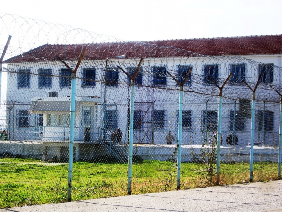 Επεισόδια στις φυλακές Κασσαβέτειας: Κρατούμενοι επιτέθηκαν σε φρουρούς, έσπασαν τζάμια και άναψαν φωτιές