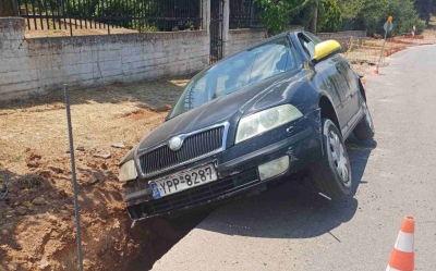 Αυτοκίνητο έπεσε σε χαντάκι στον δρόμο Βιλίων - Ψάθας - «Παγίδες θανάτου τα έργα του ΔΕΔΔΗΕ»