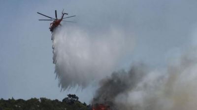 Μαίνεται η φωτιά σε χαμηλή βλάστηση στον Ασπρόπυργο Αττικής - Στο σημείο πάνω από 100 πυροσβέστες, 5 ελικόπτερα