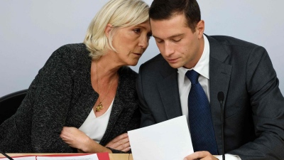Τρομοκρατία δια χειρός Macron στη Γαλλία – Έφοδος στα γραφεία του RN της Marine Le Pen