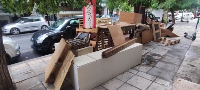 Πέταξαν όλο το... «σπιτικό» τους στο πεζοδρόμιο και μετά ήρθε η... δικογραφία!