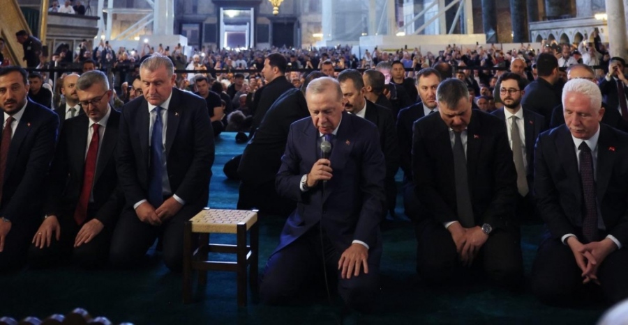 Ξαπλωμένος ο Erdogan στην Αγία Σοφία - Στα γόνατα με μικρόφωνο προσπάθησε να προκαλέσει για να κουκουλώσει το χάος της Τουρκίας