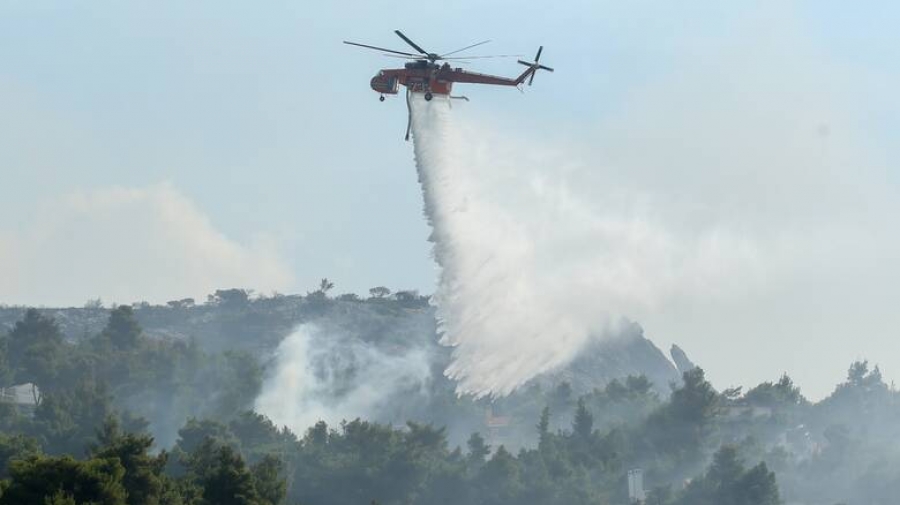 Μεγάλη πυρκαγιά στην Κασσάνδρα Χαλκιδικής - Στη μάχη 4 Canadair