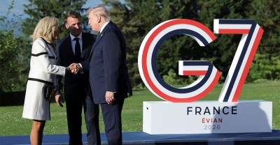 Δεν άφηνε το χέρι της Brigitte ο Trump - Η αμήχανη χειραψία των 13 δευτερολέπτων και τα... παγωμένα χαμόγελα στη G7