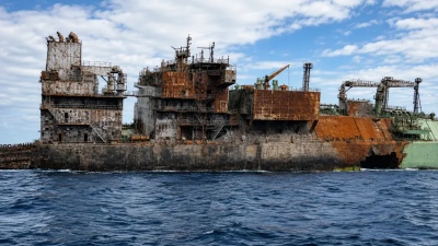 Ένα καμένο ρωσικό δεξαμενόπλοιο LNG κατασχέθηκε από Λίβυους αντάρτες