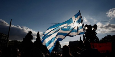 Στον «πάτο» της ΕΕ η Ελλάδα, «μαύρη τρύπα» στο ΑΕΠ, καταρρέουν οι πραγματικοί μισθοί – Οικονομική ασφυξία για τα νοικοκυριά