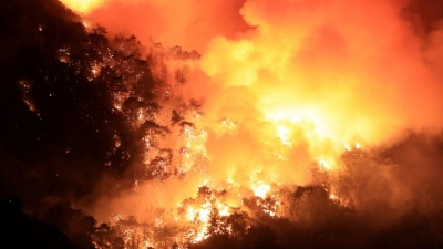 Μεγάλη πυρκαγιά απειλεί σπίτια και βιομηχανική ζώνη στην περιοχή της Σμύρνης στην Τουρκία