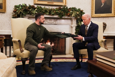 O Zelensky προσέφερε στρατιωτικό μετάλλιο στον Biden για την …απλόχερη οικονομική στήριξη των Δημοκρατικών