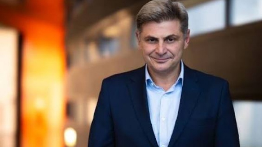 Εξηγήσεις Φαραντούρη για την απόσπαση της συζύγου του στη Μόνιμη Ελληνική Αντιπροσωπεία στην ΕΕ: Έγινε νόμιμα