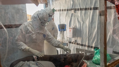 Θετικός στον ιό Ebola γιατρός στη Γαλλία – Σε απομόνωση και σταθερή κατάσταση