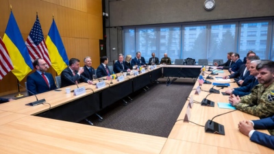 Κρίσιμες διαβουλεύσεις αξιωματούχων ΗΠΑ – Ρωσίας στο Άμπου Ντάμπι – «Σβήνουν… γράφουν» το κείμενο της συμφωνίας για την Ουκρανία