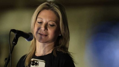 Αριστερά και πέρα είναι η κυρία Καρυστιανού - Η υποστήριξη στην κατάληψη των Προσφυγικών