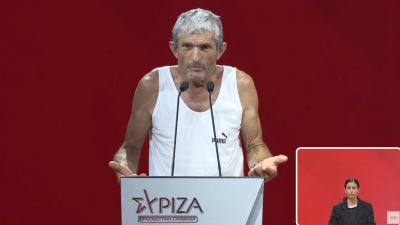 Από την παραλία, στο συνέδριο του ΣΥΡΙΖΑ – Αφόρητη ζέστη στον χώρο οδήγησε στα φανελάκια και στις βεντάλιες