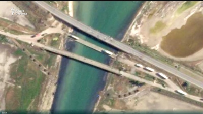 Οι ρωσικές δυνάμεις αναπτύσσουν πλωτή διάβαση κοντά στην κατεστραμμένη γέφυρα Chonhar - Εγκλωβισμένα φορτηγά μετά τα drones