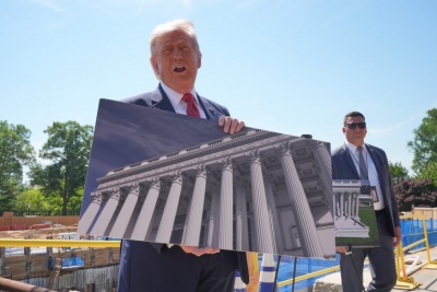 Ο Trump ξενάγησε τους δημοσιογράφους στο εργοτάξιο της αίθουσας χορού του Λευκού Οίκου: Σπουδαίο έργο αρχαιοελληνικού ρυθμού