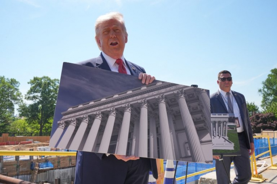 Ο Trump ξενάγησε τους δημοσιογράφους στο εργοτάξιο της αίθουσας χορού του Λευκού Οίκου: Σπουδαίο έργο αρχαιοελληνικού ρυθμού