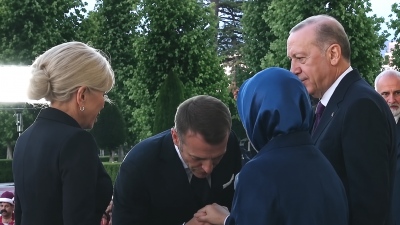 Σάλος στην Τουρκία: O Macron προσπάθησε να φιλήσει το χέρι της Emine Erdogan αλλά... έφαγε άκυρο (vid)