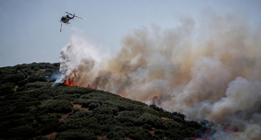 Εθνική τραγωδία: Νεκροί 3 πυροσβέστες στη μάχη με τις φλόγες - Δύσκολη νύχτα, εκτός ελέγχου τα πύρινα μέτωπα