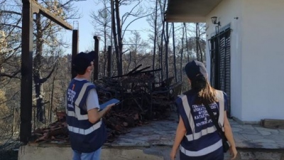 Σαλαμίνα: Αυτοψίες στα καμένα σπίτια – Συνεχίζονται οι έρευνες τα αίτια της φονικής πυρκαγιάς, τι εξετάζουν
