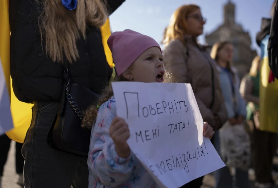 Ποιος Zelensky και ποιος Zaluzhny - Οι Ουκρανοί βγήκαν στους δρόμους και ζητούν να σταματήσει εδώ και τώρα ο πόλεμος με τη Ρωσία