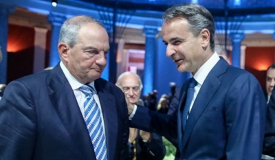 Ο Καραμανλής υποστηρίζει τους Κινέζους και επιτίθεται στον Μητσοτάκη για μονοδιάστατη οικονομική διπλωματία
