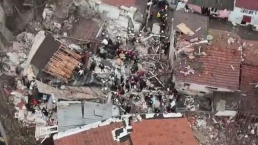 Σοκ στην Κωσταντινούπολη - Κατάρρευση 2 κτιρίων μετά από έκρηξη - Παγιδευμένοι στα συντρίμμια, ανασύρθηκαν 5 άτομα