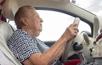 Τρομερή γιαγιά ετών 95 ανανέωσε το... δίπλωμα οδήγησης και τους προειδοποίησε: Αν δεν μου ανανεώσετε θα πάρω μηχανάκι
