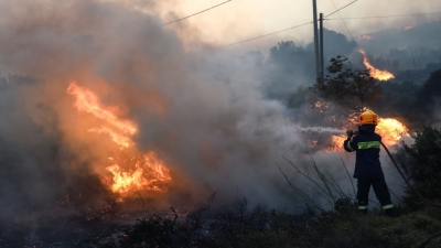 Σε ύφεση η πυρκαγιά στην Πεντέλη, σε επιφυλακή για αναζωπυρώσεις - Νέο ισχυρό μέτωπο στα Μέγαρα