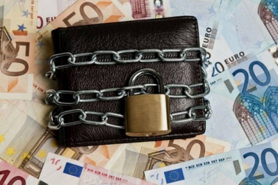 Στα 1.600 ευρώ ο ακατάσχετος λογαριασμός - Τι αλλάζει για οφειλέτες με χρέη σε Εφορία και Ταμεία