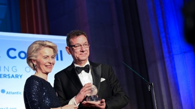 Σκάνδαλο der Leyen - Bourla: Καταπέλτης η Ευρωπαία διαμεσολαβήτρια για τις κρυφές επικοινωνίες για τα εμβόλια Pfizer