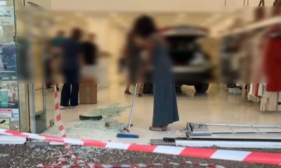 Αυτοκίνητο εισέβαλε μέσα σε κατάστημα ρούχων στα Βριλήσσια