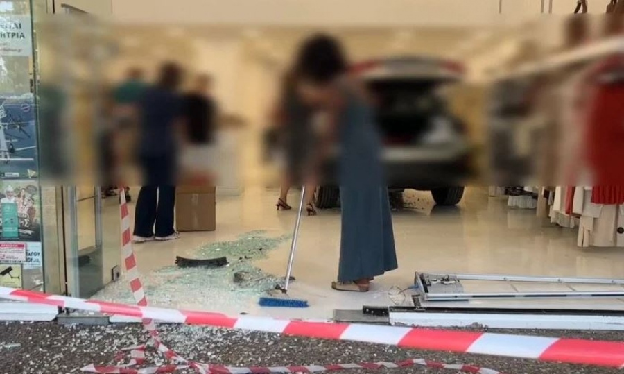 Αυτοκίνητο εισέβαλε μέσα σε κατάστημα ρούχων στα Βριλήσσια