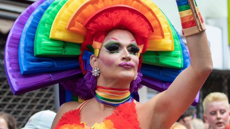 O σύγχρονος κόσμος μάς τιμωρεί – Non binary  σε woke παραλήρημα ζητά αποζημίωση από την Ryanair για την επιλογή φύλου