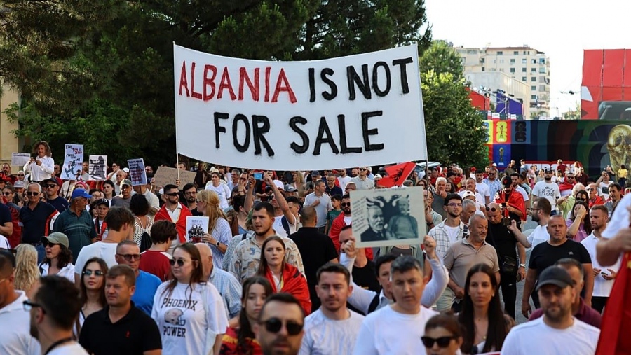 «Η Αλβανία δεν πωλείται» - Νέος ξεσηκωμός για το real estate project της οικογένειας Trump - Ζητούν παραίτηση Rama
