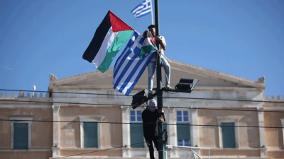Απίστευτο, μετέτρεψαν το Σύνταγμα σε... Μέση Ανατολή - Παλαιστίνιοι και Ισραηλινοί συνεπλάκησαν έξω από τη Βουλή