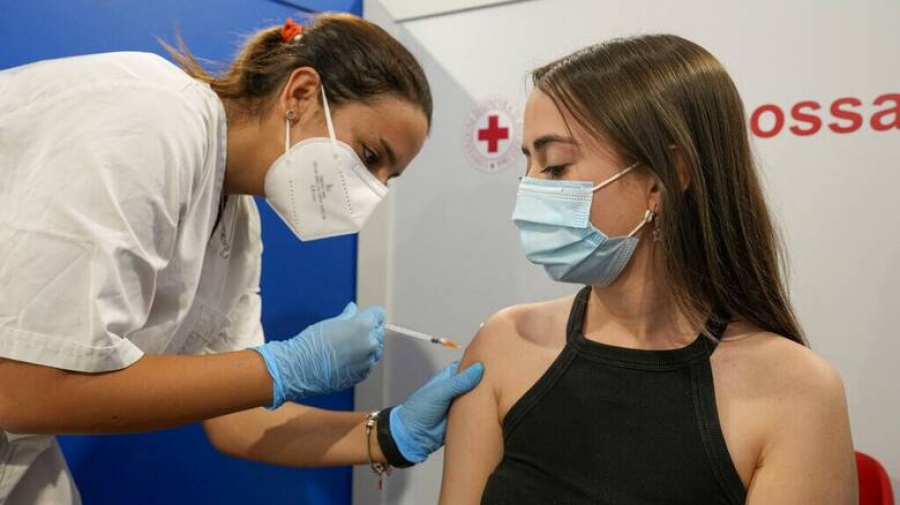 Θεμιστοκλέους: 270.000 νέα ραντεβού για εμβολιασμό στις ηλικίες 12 και άνω