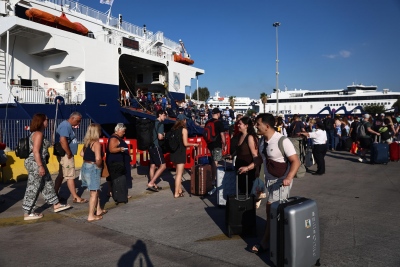 Κορυφώνεται η έξοδος των αδειούχων: Αυξημένη η κίνηση στα λιμάνια Πειραιά και Ραφήνας