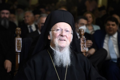 Ομιλία του Οικουμενικού Πατριάρχη Βαρθολομαίου στη Βουλή με βόμβες για τον πόλεμο προς τη μητέρα Εκκλησία του Φαναρίου