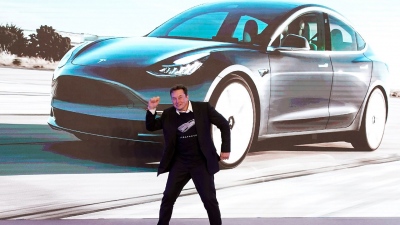 Καταρρέει η Tesla, σάλος στης ΗΠΑ – Βίντεο του Musk από το 2019 για την ανύπαρκτη αυτονομία των ηλεκτρικών γίνεται viral