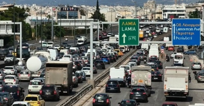Στην Ελλάδα περνάμε καλά - Μεγάλη η έξοδος των Αθηναίων για το 3ημερο του Αγίου Πνεύματος: «Έμφραγμα» 12 χιλιομέτρων στον Κηφισό