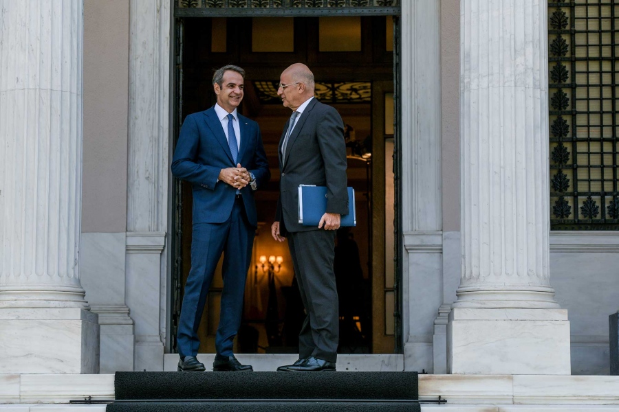 Τεταμένες οι σχέσεις Δένδια – Μαξίμου: Μήνυμα Μητσοτάκη θα πάω για τρίτη θητεία, ενοχλεί η αποδοχή Δένδια στο εθνικό κοινό
