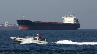 Το IRGC ανέφερε έκρηξη σε δεξαμενόπλοιο που προσπαθούσε να διασχίσει το Στενό του Hormuz, 3 τανκερ παραβίασαν τις εντολές