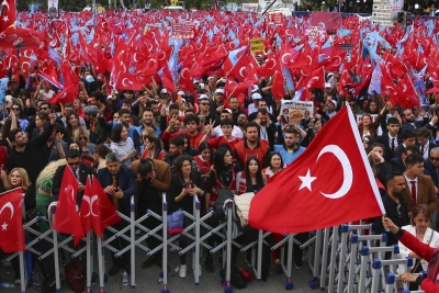 Σε σοκ η Κωνσταντινούπολη – Συνεχίζει τις διώξεις ο Erdogan, η Αστυνομία απέκλεισε την έδρα της αντιπολίτευσης