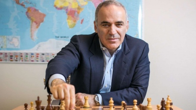 Ο θρύλος του σκακιού Kasparov σε άγρια κόντρα με τις αρχές της Κριμαίας για μία ουκρανική σημαία