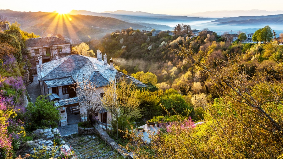 «Ένας απομονωμένος παράδεισος, πιο όμορφος κι από τα νησιά» - Το ελληνικό χωριό που αποθεώνεται από τα βρετανικά ΜΜΕ