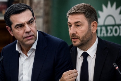 Ο Τσίπρας σχεδιάζει την «κατεδάφιση του ΠΑΣΟΚ» που χάνει κυρίως προς την ΝΔ, ο Σιακαντάρης και οι Δούρειοι Ίπποι